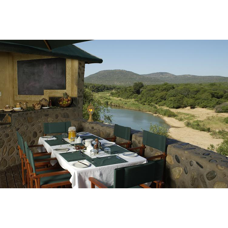 terrasse extérieure au camp de chasse en Afrique du Sud