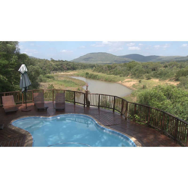 piscine sur la terrasse extérieur du camp