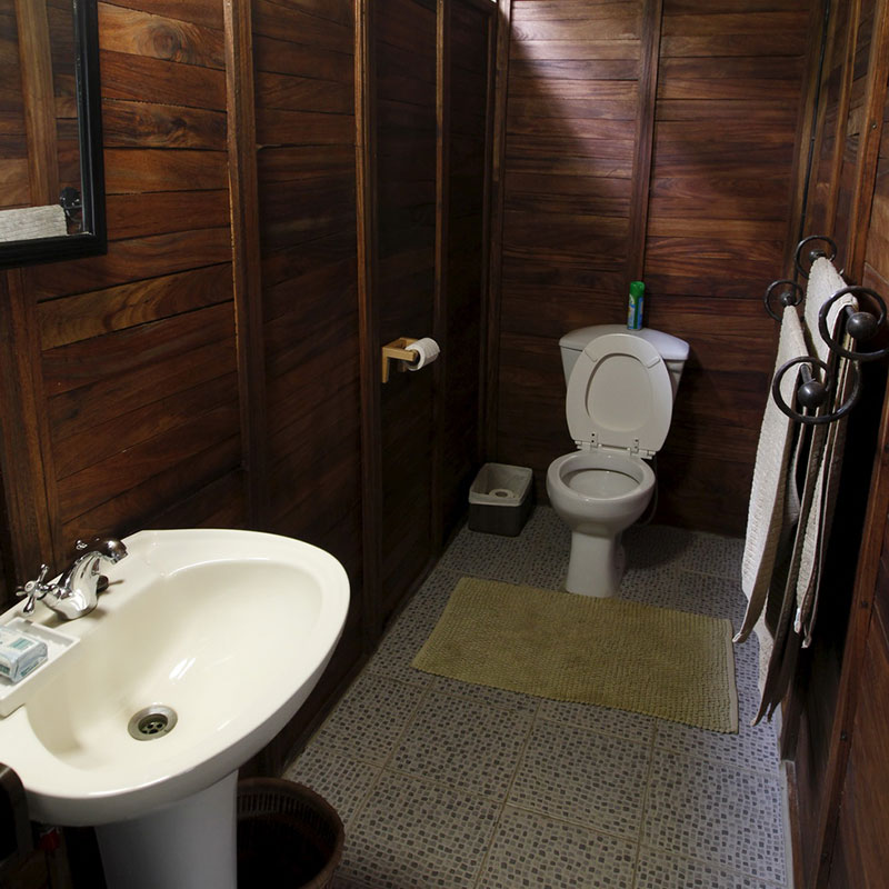 Toilettes privées dans le bungalow du chasseur au Mozambique