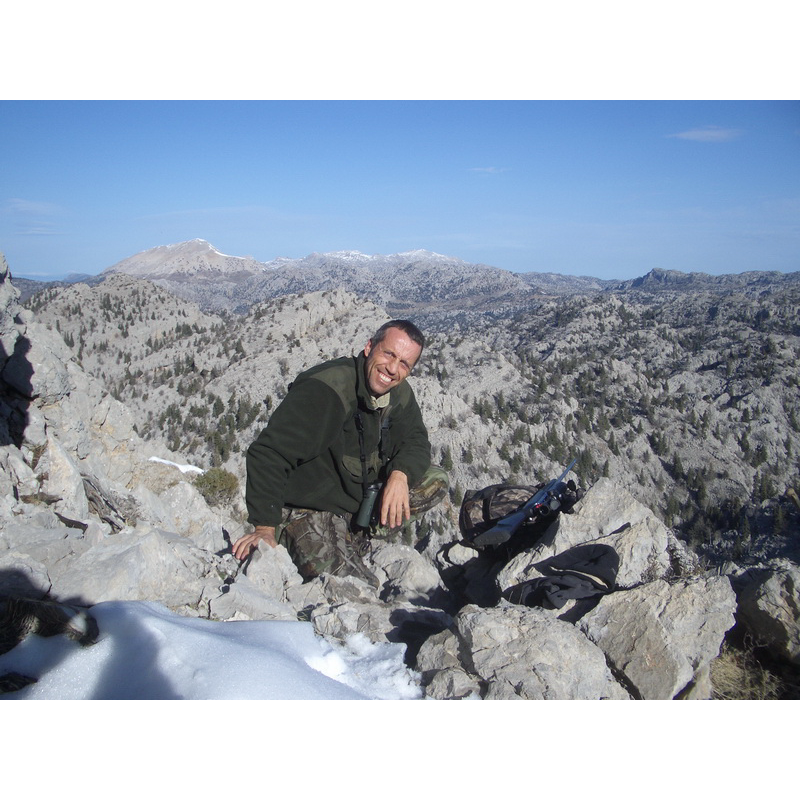 Chasseur souriant après une belle journée de chasse